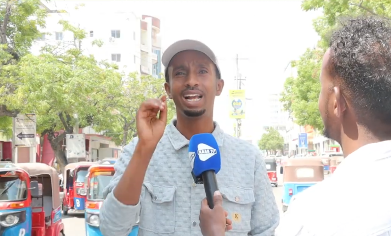 Dadka ku Nool Muqdisho oo ka Falceliyay Hadal Jees-jees ah oo Kasoo Yeeray Xasan Sheekh.