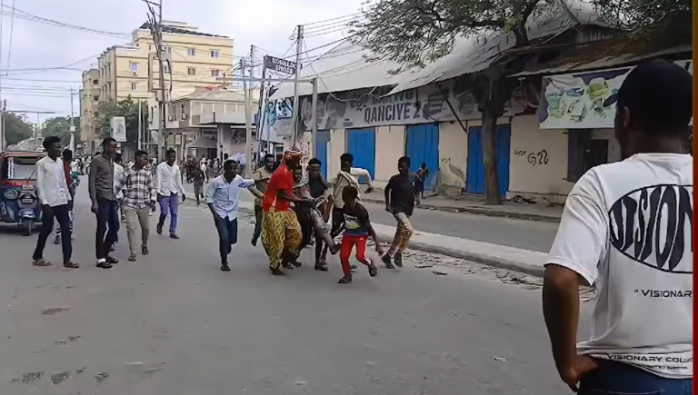 Askar Katirsan Dowladda Fedaraalka oo Darawal Mooto-Bajaaj ku Dilay Muqdisho.