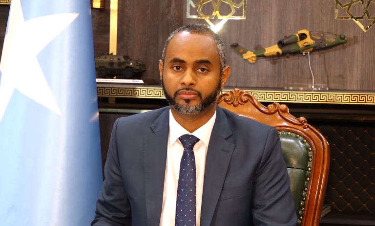 Mareykanka oo la Ogaaday inuu ka Dambeeyay Xil ka Qaadistii Wasiirkii Gaashaandhigga Dowladda Fedaraalka.