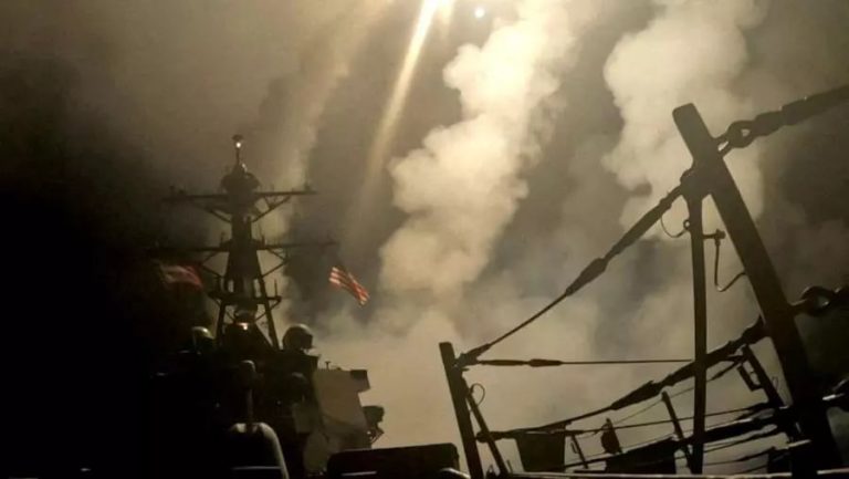 Kooxda Xuuthiyiinta oo Badda Cas ee Xeebaha Yemen ku Weeraray Markab.
