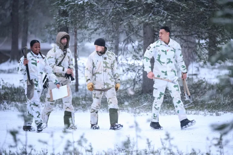Ruushka oo Ciidamo iyo Jawaasiis ku Baahinaya Xuduudda uu la Leeyahay Finland.[WARBIXIN]