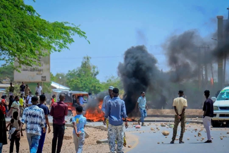 Boliska Maamulka Soomaaliland oo Burco Dil & Dhaawac Ugu Geystay Dad Rayid ah.