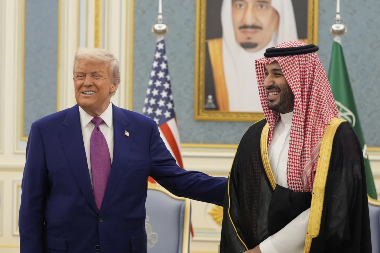 Trump oo ku Dhawaad 1 Trillion ka Helay Booqasho uu ku Tagay Dhulka Xarameynka.[FALANQEYN]