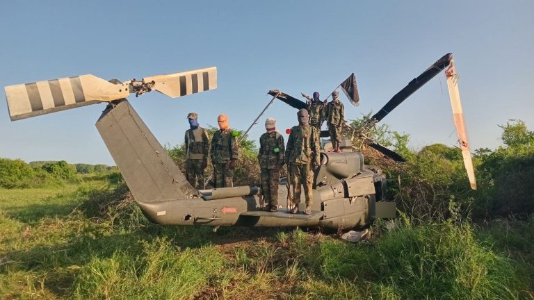 Al-Shabaab oo Baahiyay Sawirrada Diyaaraddii ay Kusoo Rideen Deegaanka Xawaadley.[SAWIRRO]