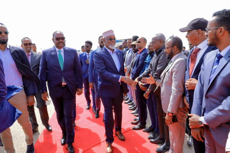 Axmed Madoobe oo Gaaray Garoowe iyo Maamulkiisa oo Diiday Wadahadal Lala Furo Xasan Sheekh.