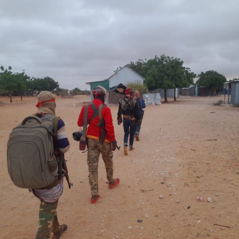 Daawo: Sawirrada Ciidamada Al-Shabaab ee la Wareegay Degaanka Gumarre oo Hoostaga Moqokori.
