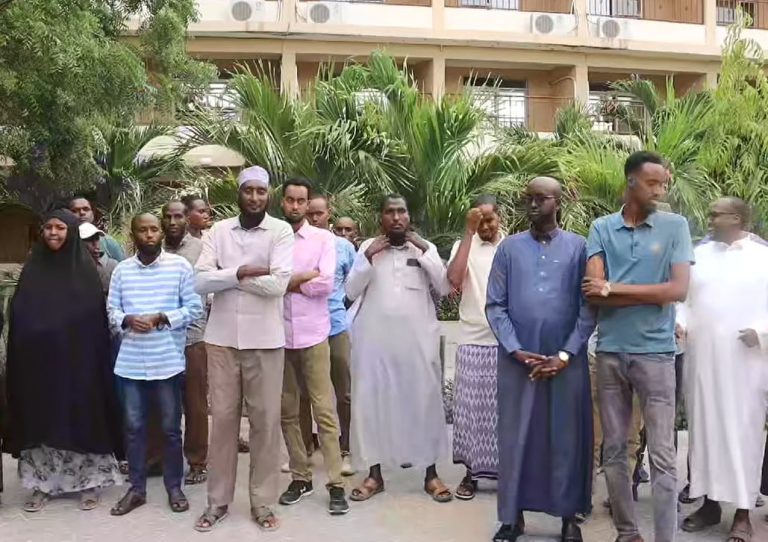 Mid Kamid ah Shaqaalaha Kenya ee Gobalka Gaarisa oo la Afduubtay.[DHAGEYSO]