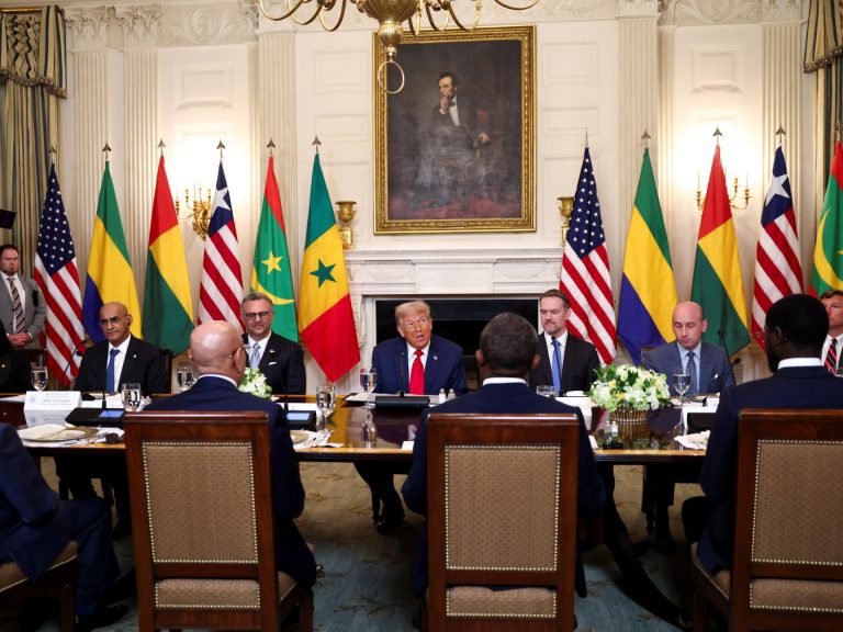 Mareykanka oo Dowlado Afrikaan ah ku Cadaadinayo Iney Aqbalaan Soo Galootiga uu Iska Soo Tarxiilayo.[WARBIXIN]